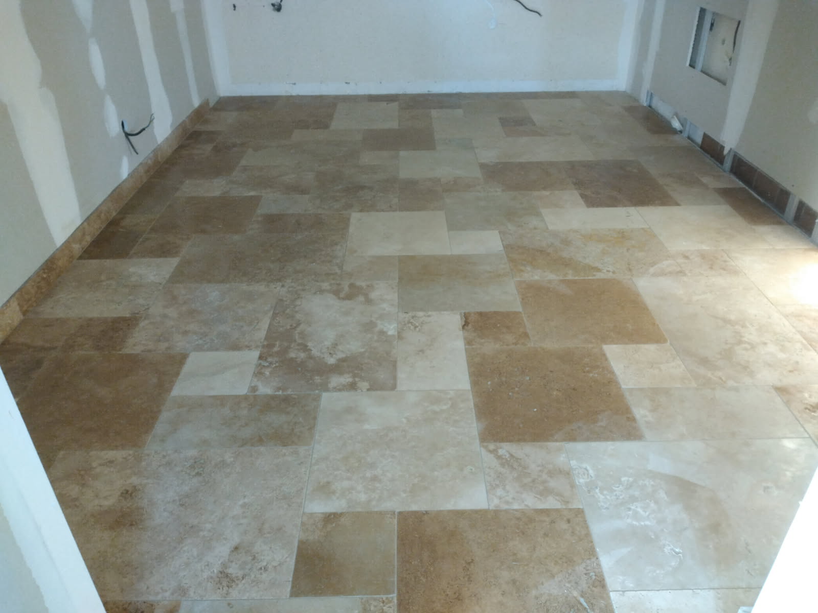 Pose de carrelage travertin en opus romain 4 formats