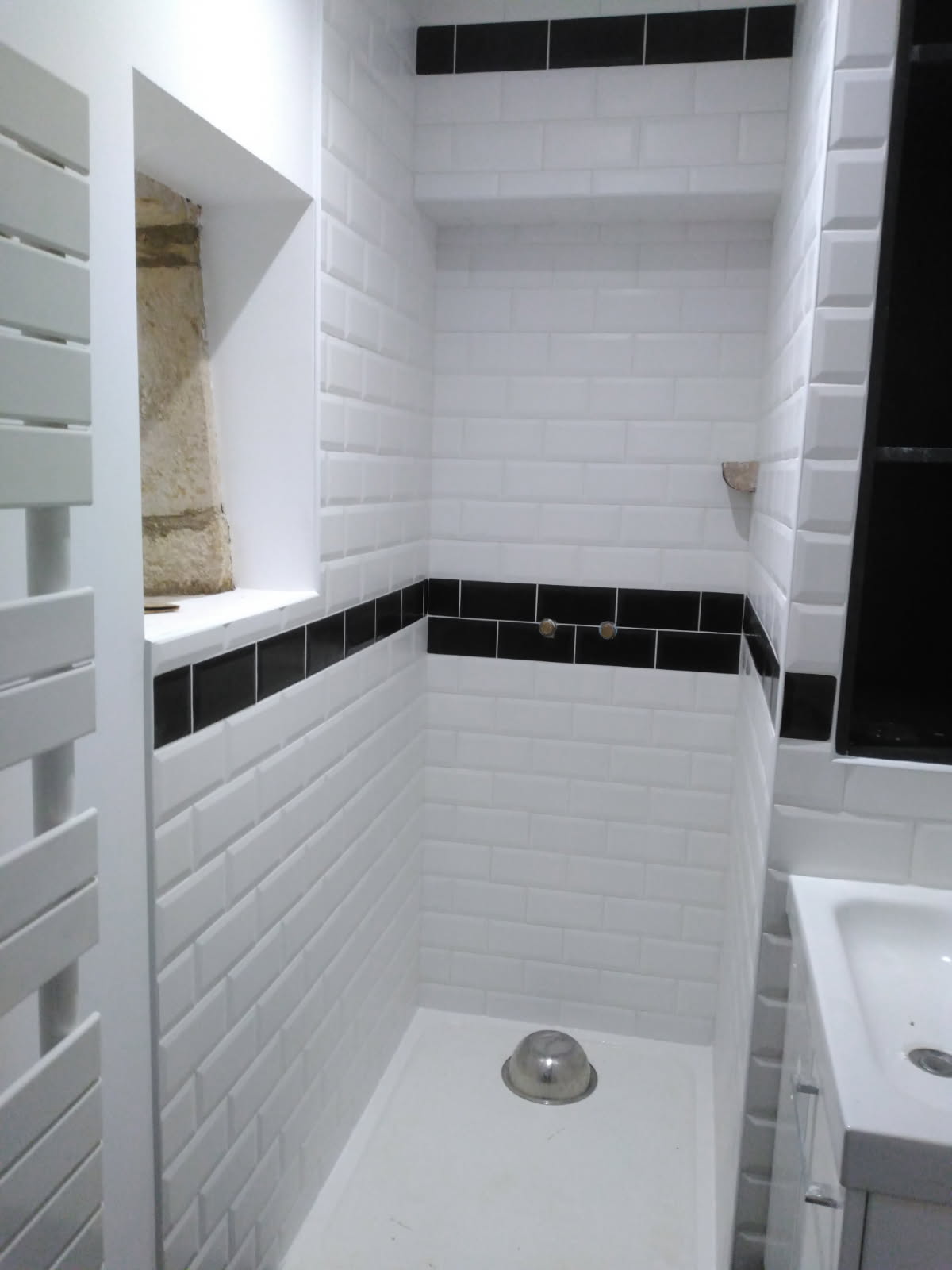 Réalisation carrelage salle de bain en faïence imitation métro