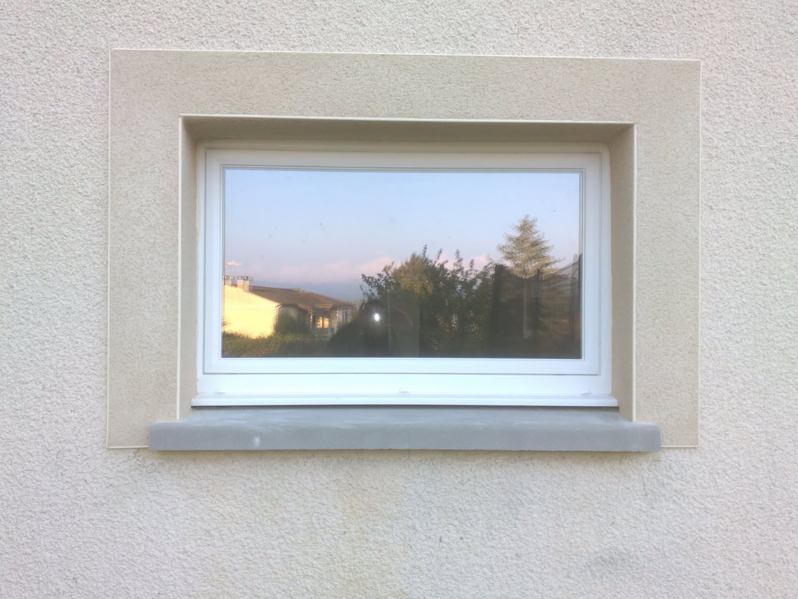 Création d’une ouverture pour fenêtre et raccord d’enduit sur façade existante