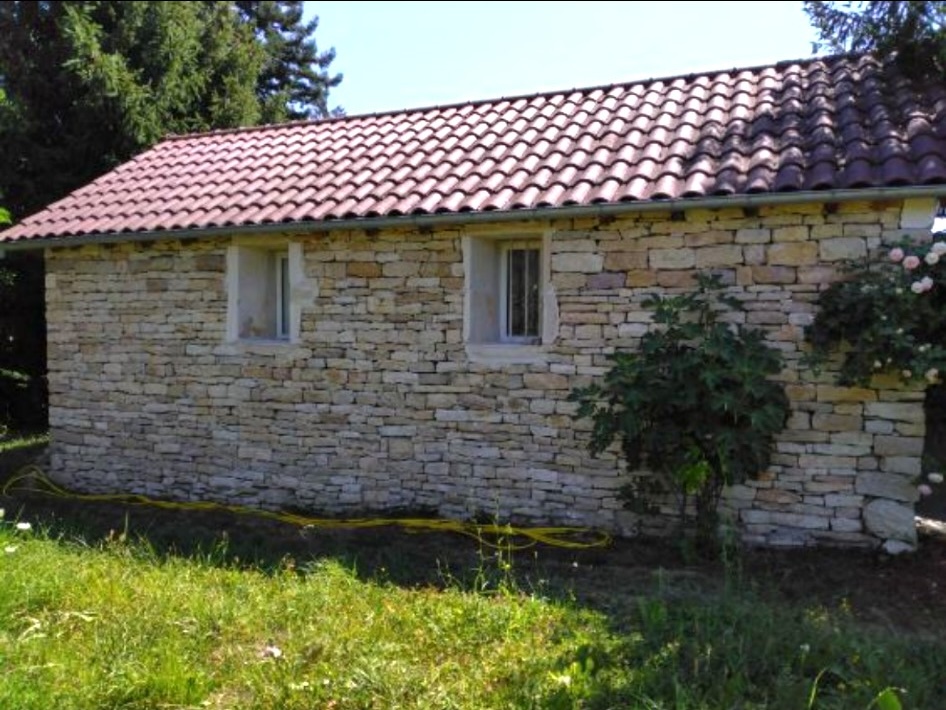 Parement en pierre naturelle sur mur en agglo